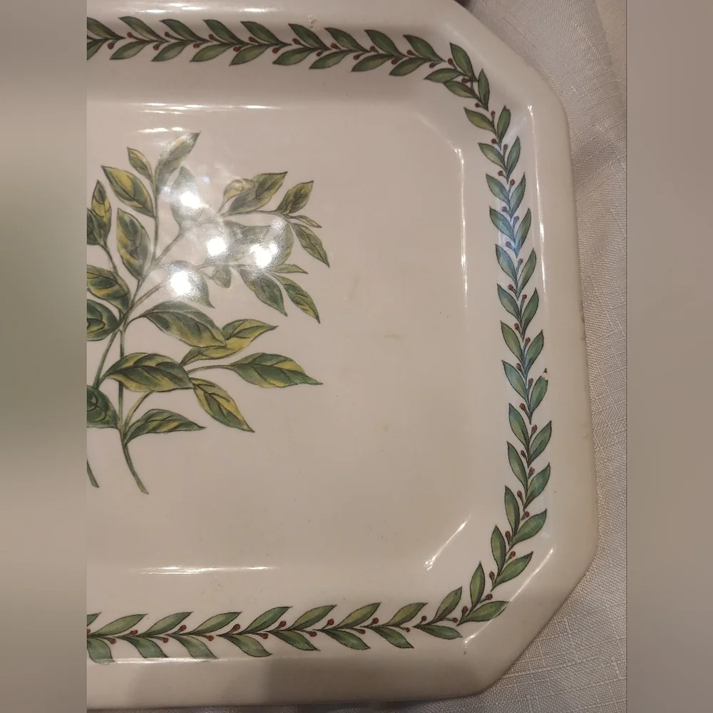 Lot 4 Realistic Decorative Grapes Rubber Fruit with Italian Ceramic Platter